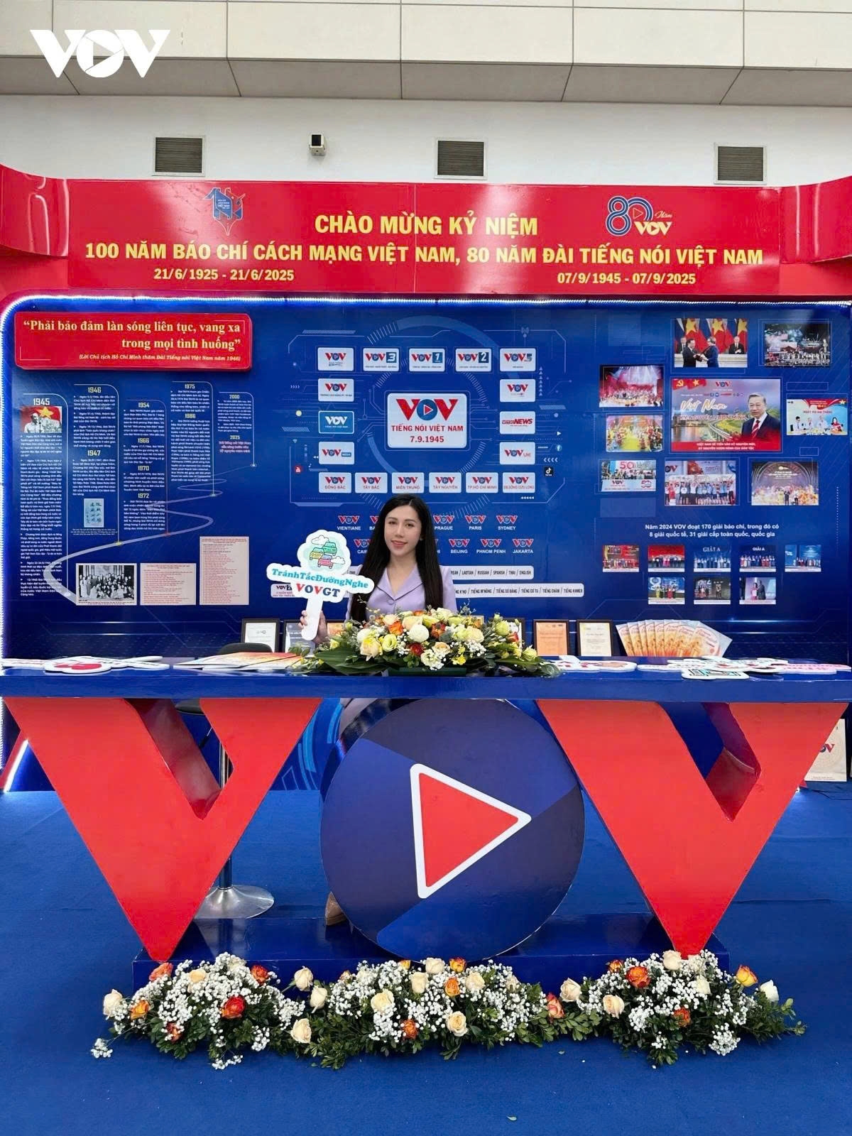 “Here at VOV’s booth, visitors can join mini workshops, read publications, and connect directly with our editors. Normally, audiences only hear our voices. But at this event, we get to meet them face-to-face and interact directly. It's a truly meaningful and special opportunity,” confides emcee and editor Hong Nhung of the VOV Traffic channel.