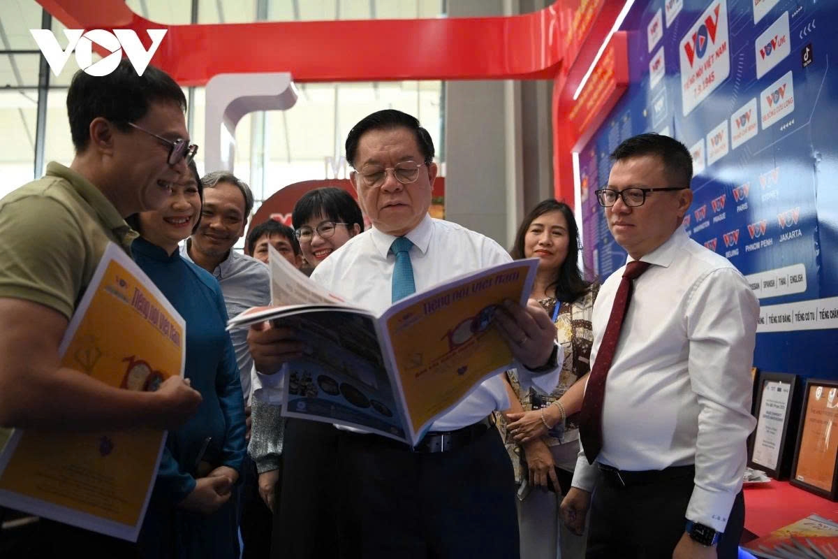 Nguyen Trong Nghia, Politburo member, secretary of the Party Central Committee, and chairman of the Commission for Information, Education and Mass Mobilisation, joins delegates on a tour of VOV’s booth.