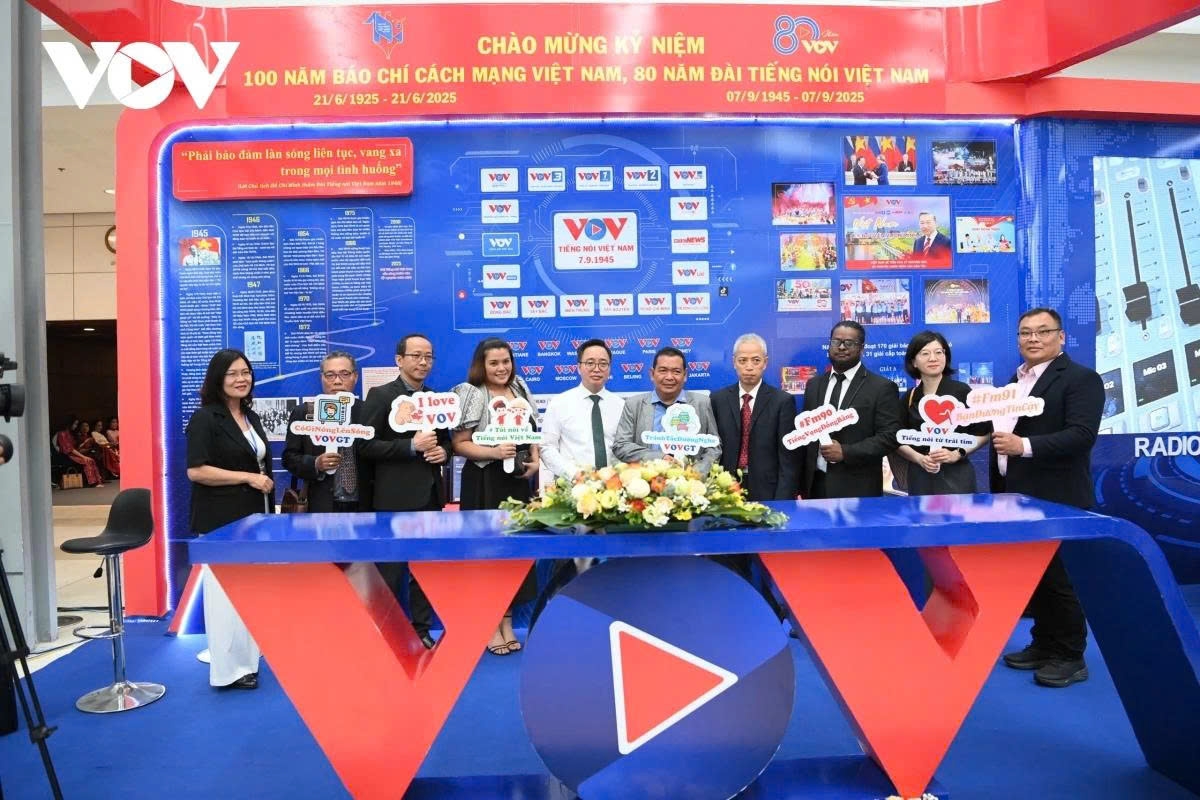 Delegates pose for a group photo at VOV’s booth.