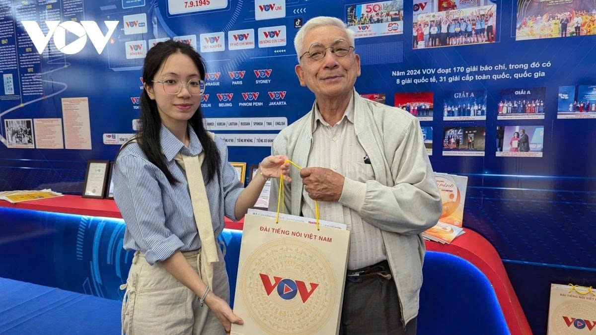 The booth showcases a wide range of standout publications including print newspapers, online news platforms, magazines, and podcasts, highlighting VOV’s multi-platform and content-rich transformation in the digital age.