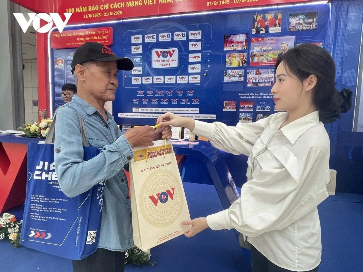 “I’ve listened to the radio since I was young, and I never miss the National Press Festival when it's held in Hanoi. This year, VOV’s booth is my first stop. Receiving gifts and chatting with VOV editors here is very touching. I hope VOV continues to produce quality content for readers and listeners," says Vuong Canh Thua, a long-time listener.