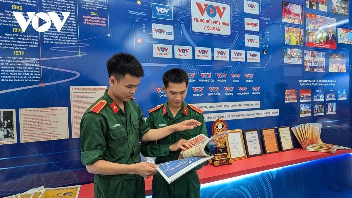 "This is a truly memorable experience. My classmates and I are impressed by the modern, dynamic display and have a chance to learn more about VOV's role in national development. As a long-time listener, I am happy to explore VOV’s print and digital publications," says third-year student Le Duc Huynh from the Political Officers School.