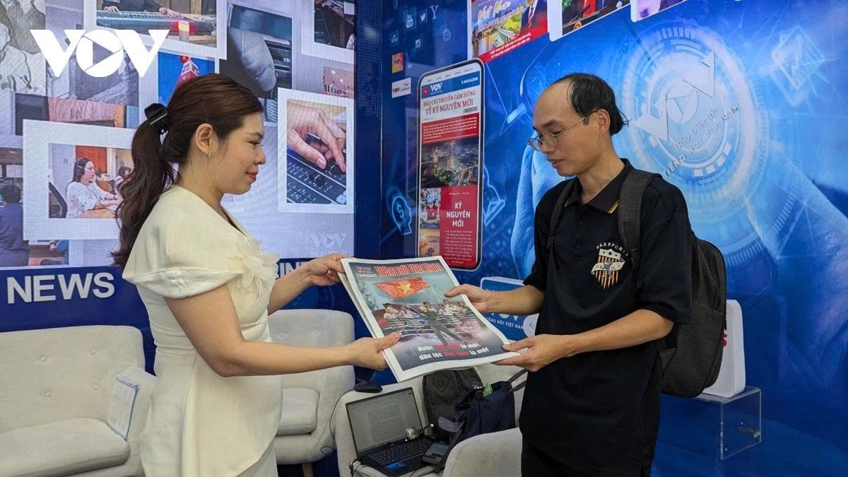 With its scientifically arranged, modern, and vibrant decoration style, the booth becomes a standout highlight, attracting the attention of numerous colleagues, readers, and visitors.