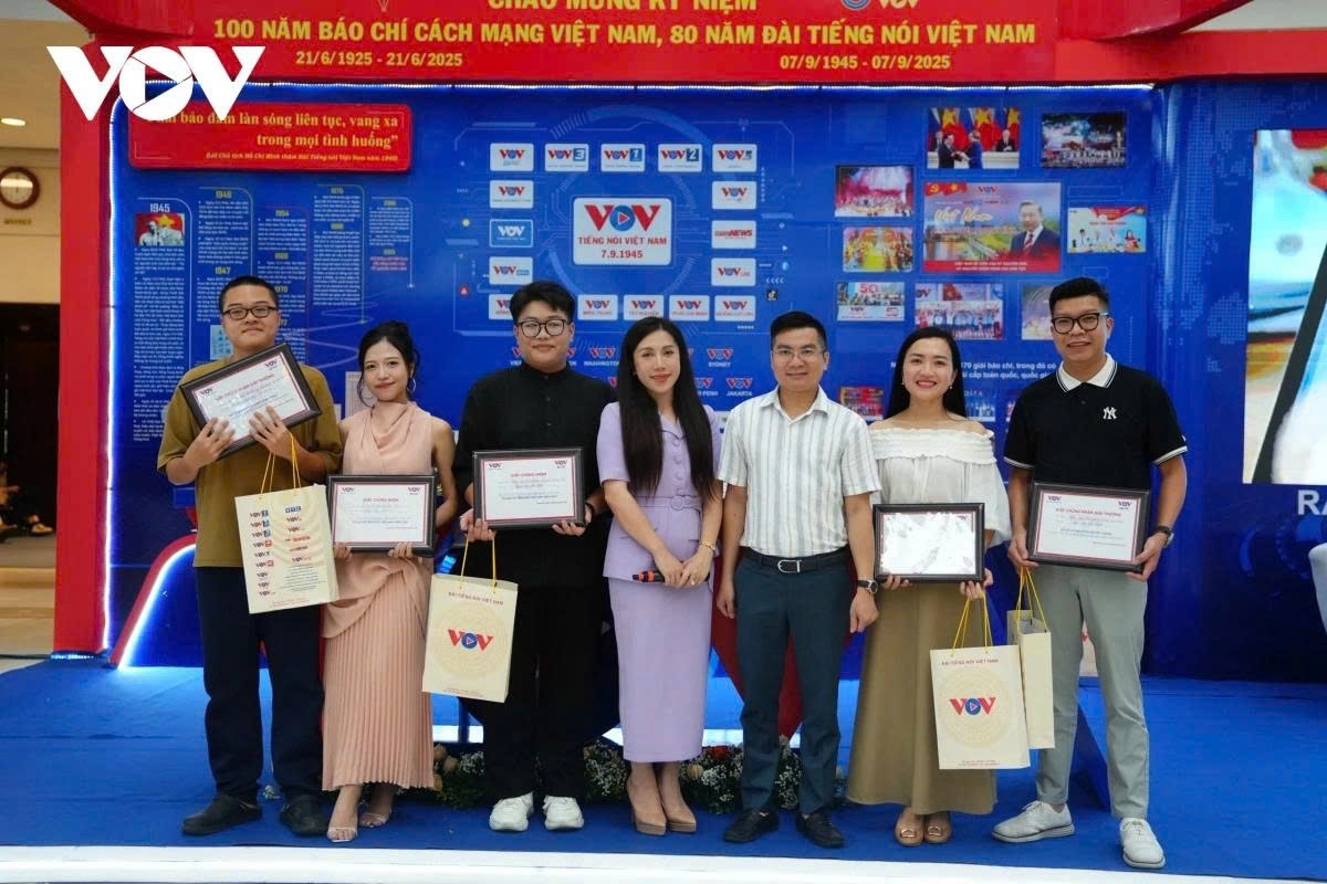 Pham Cong Han, deputy editor-in-chief of vov.vn, awards the 10 winners of a podcast competition “Tôi nói về Tiếng nói Việt Nam 2025” (I talk about VOV 2025).