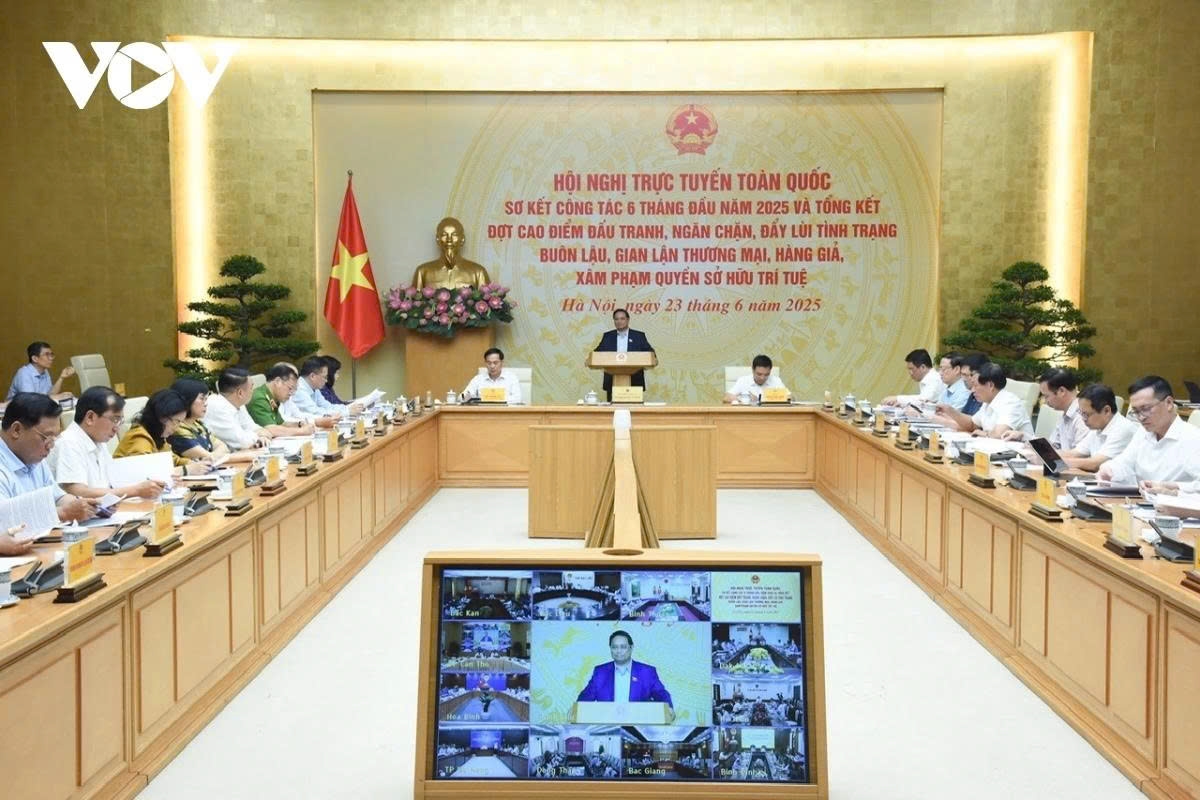 Prime Minister Pham Minh Chinh chairs a national conference in Hanoi on June 23 to review six months of combating smuggling and trade fraud