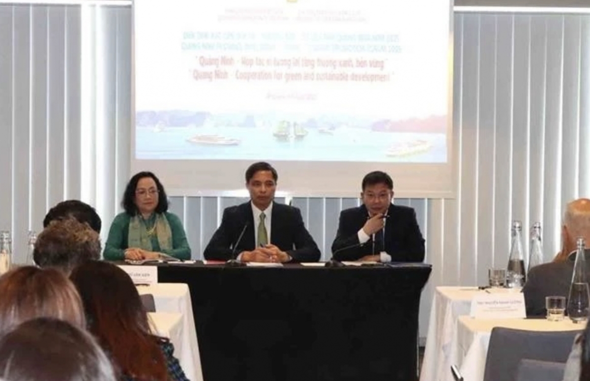 Permanent Vice Chairman of the Quang Ninh provincial People's Committee Vu Van Dien speaks at the forum