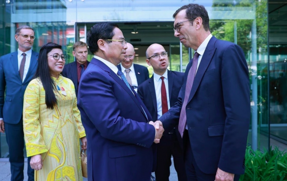PM Pham Minh Chinh visits the French National Railway Company (SNCF) in Paris on June 11