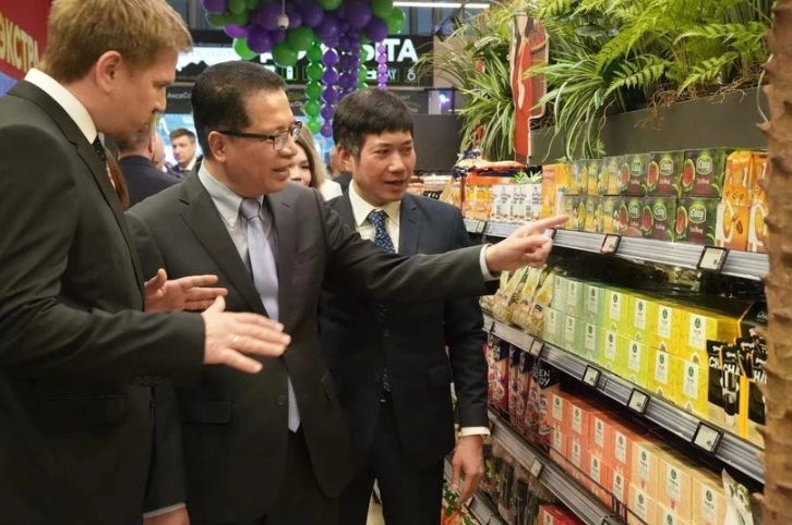 Vietnamese Ambassador to Russia Dang Minh Khoi visits "Vietnam corner"