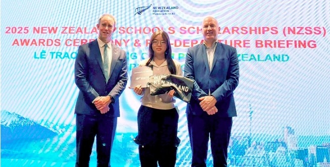 A Vietnamese student receives a New Zealand Schools Scholarship at the awards ceremony (Photo: tuoitre.vn)
