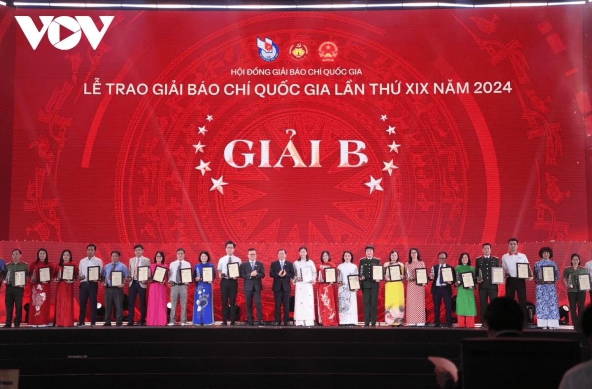   Lai Xuan Mon, Member of the Party Central Committee and Permanent Deputy Head of the Party Central Committee's Commission for Information, Communication and Mass Mobilization, and Le Quoc Minh, Member of the Party Central Committee, Deputy Head of the Commission, Editor-in-Chief of Nhan Dan Newspaper, and President of the Vietnam Journalists Association, present second prizes to individual and group awardees.