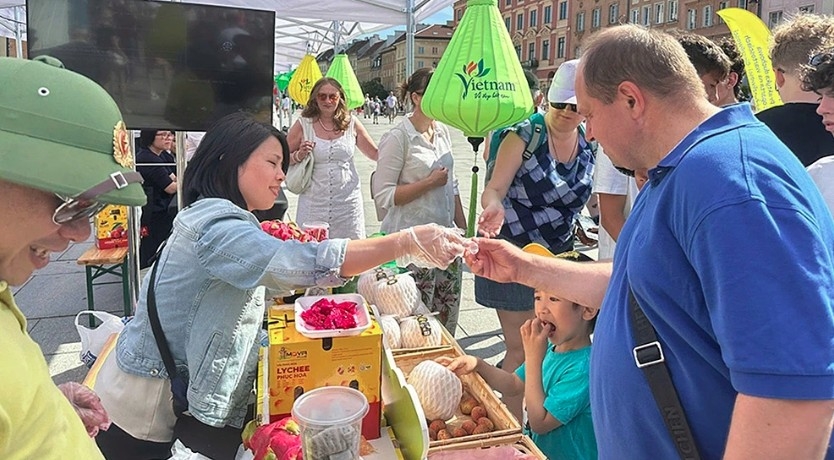  Vietnamese cuisine and agricultural products attract numerous visitors at the festival