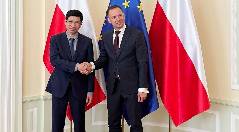 Vietnamese Deputy Minister of Culture, Sports, and Tourism Ho An Phong (L) and Polish Secretary of State for Sport and Tourism Piotr Borys pose for a photo 