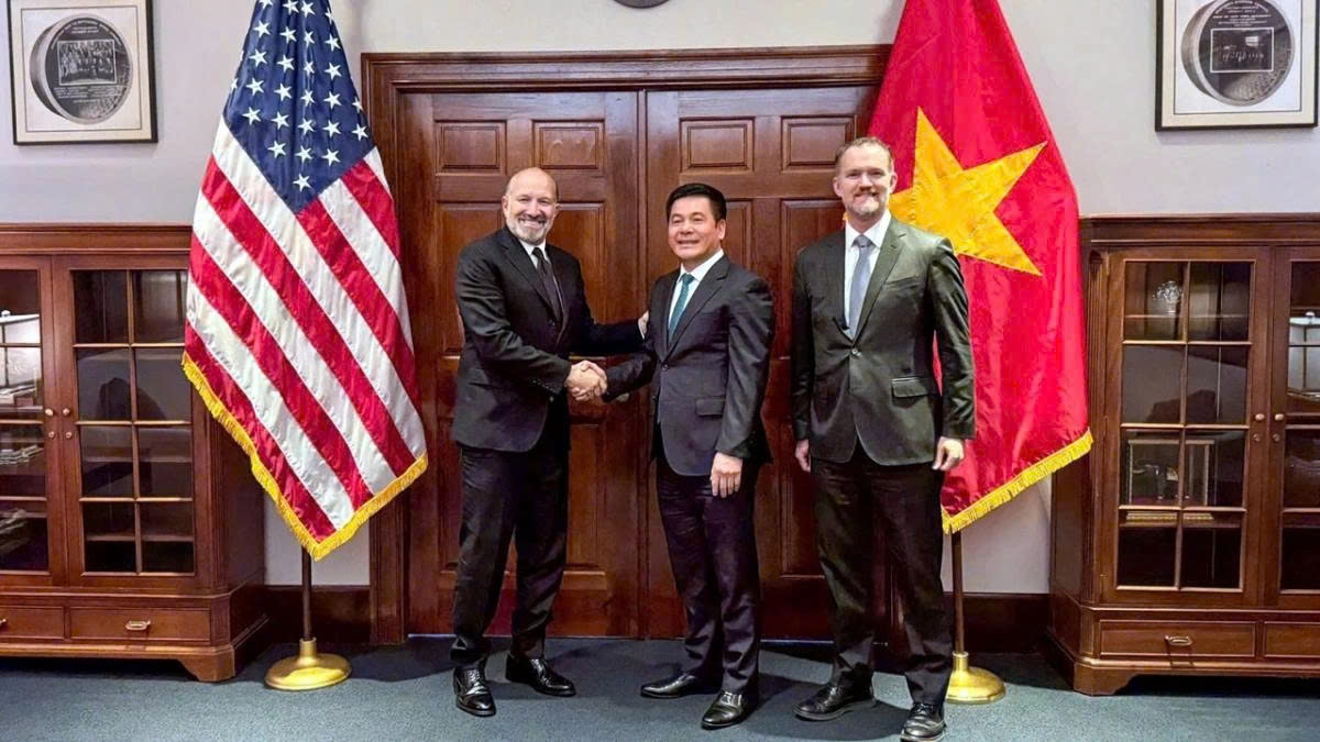 US Secretary of Commerce Howard Lutnick shakes hands with Vietnamese Minister of Industry and Trade Nguyen Hong Dien ahead of their meeting in Washington D.C. on June 12. (Photo: MoIT)