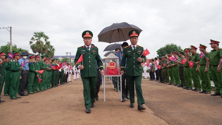 The fallen soldiers' remains are repartriated from Cambodia.