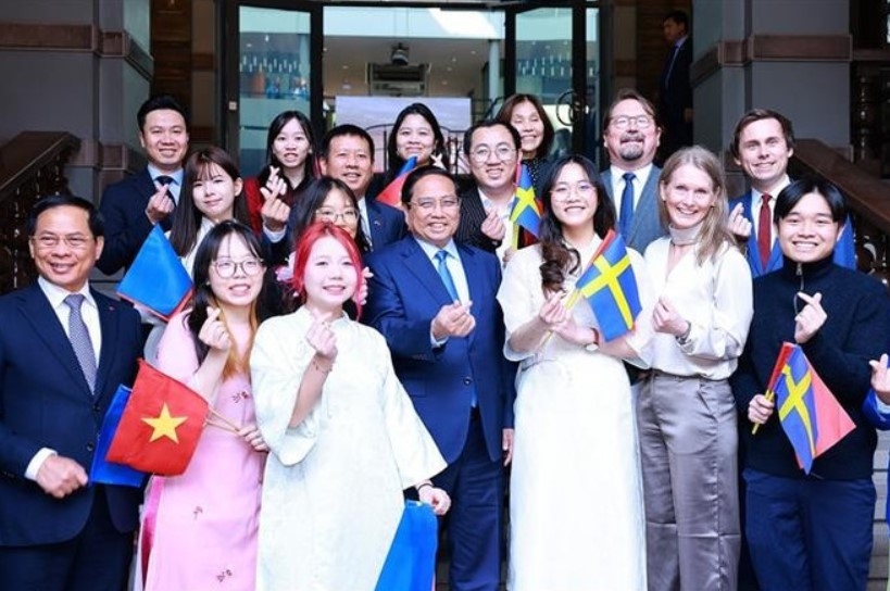 Prime Minister Pham Minh Chinh poses for a photo with Vietnamese students at the Stockholm School of Economics.