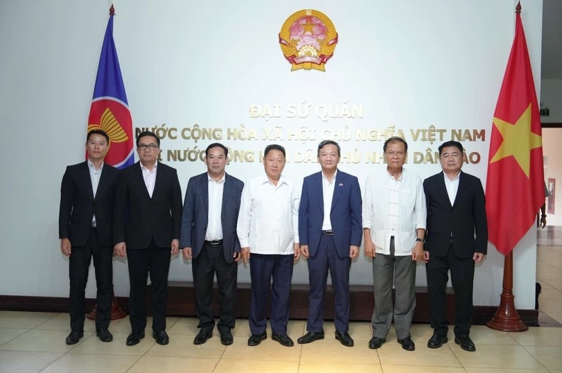 Ambassador Nguyen Minh Tam (third from right) and participants at the gathering
