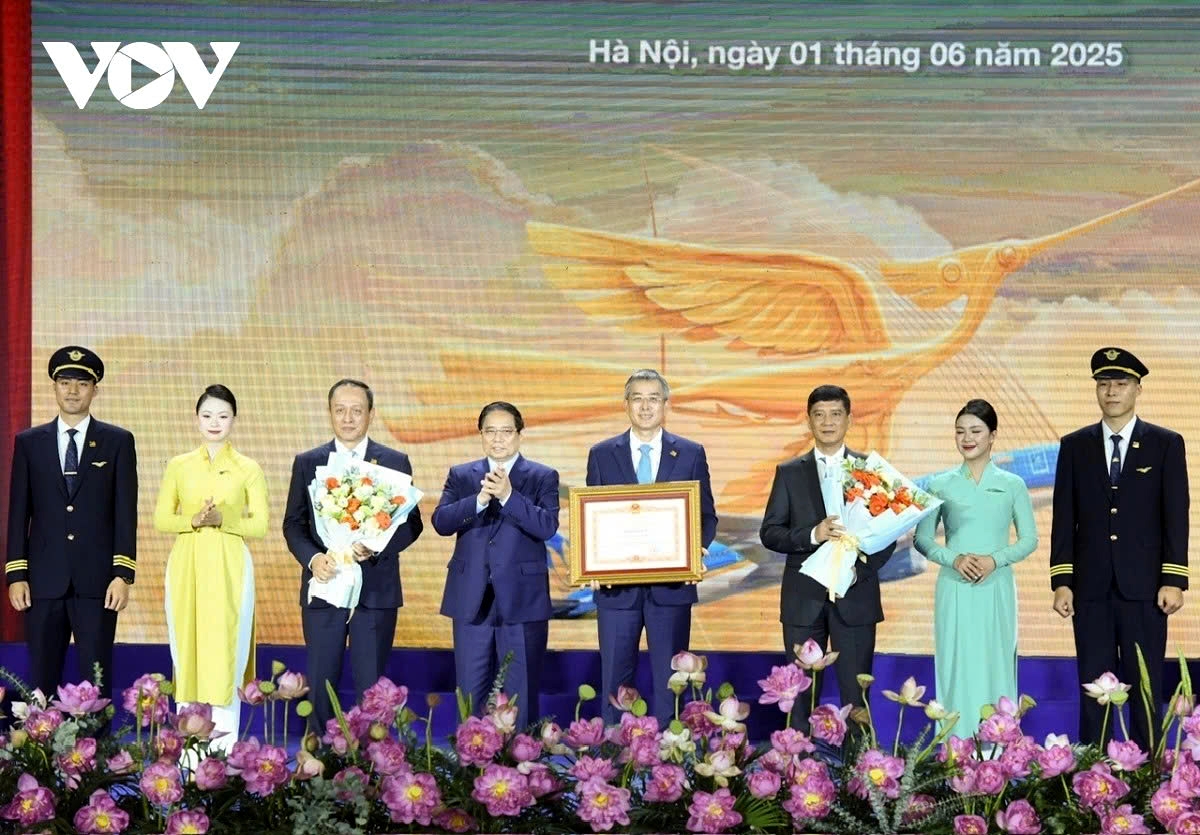 Prime Minister Pham Minh Chinh (third from left) awards Vietnam Airlines a Certificate of Merit from the Government in recognition of its outstanding achievements and contributions to the country’s socio-economic development and international integration