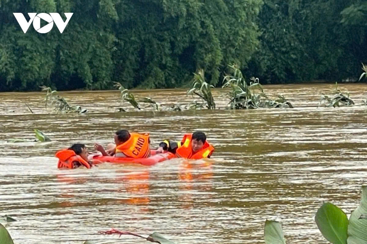 Torrential rain cause rising floodwaters in Lai Chau province, hampering rescue work in isolated Giang village