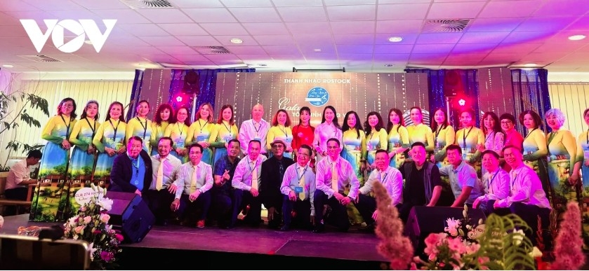 Trainees pose for a group photo with People’s Artist Duc Long and the organizing board 