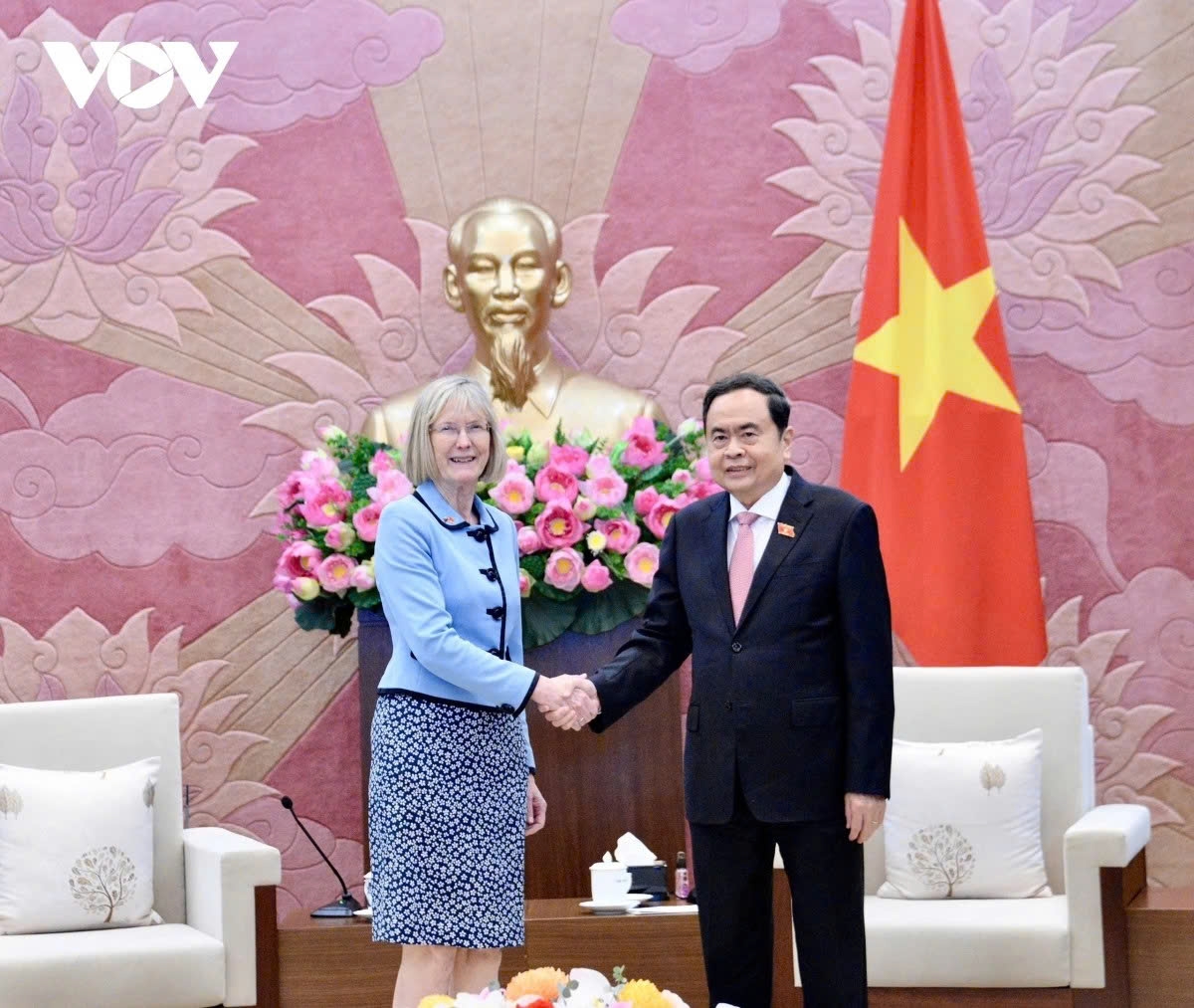 Vietnamese National Assembly Chairman Tran Thanh Man (R) and Australian Ambassador to Vietnam Gillian Bird meet in Hanoi on June 9