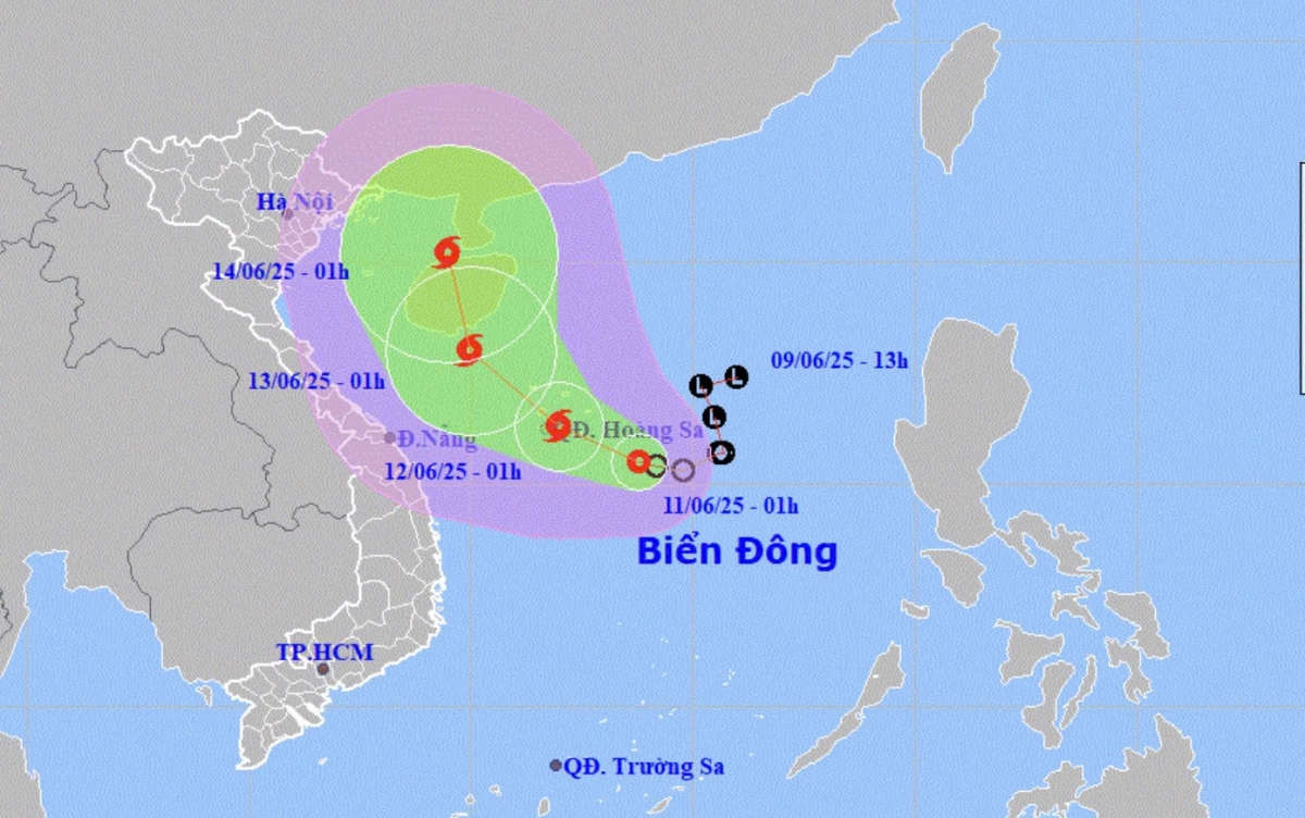 As the tropical depression forecast to strengthen into a storm is moving along the central coast of Vietnam, storm moves along the central coast of Vietnam, it will dump heavy rain on coastal provinces. (Photo: NCHMF)