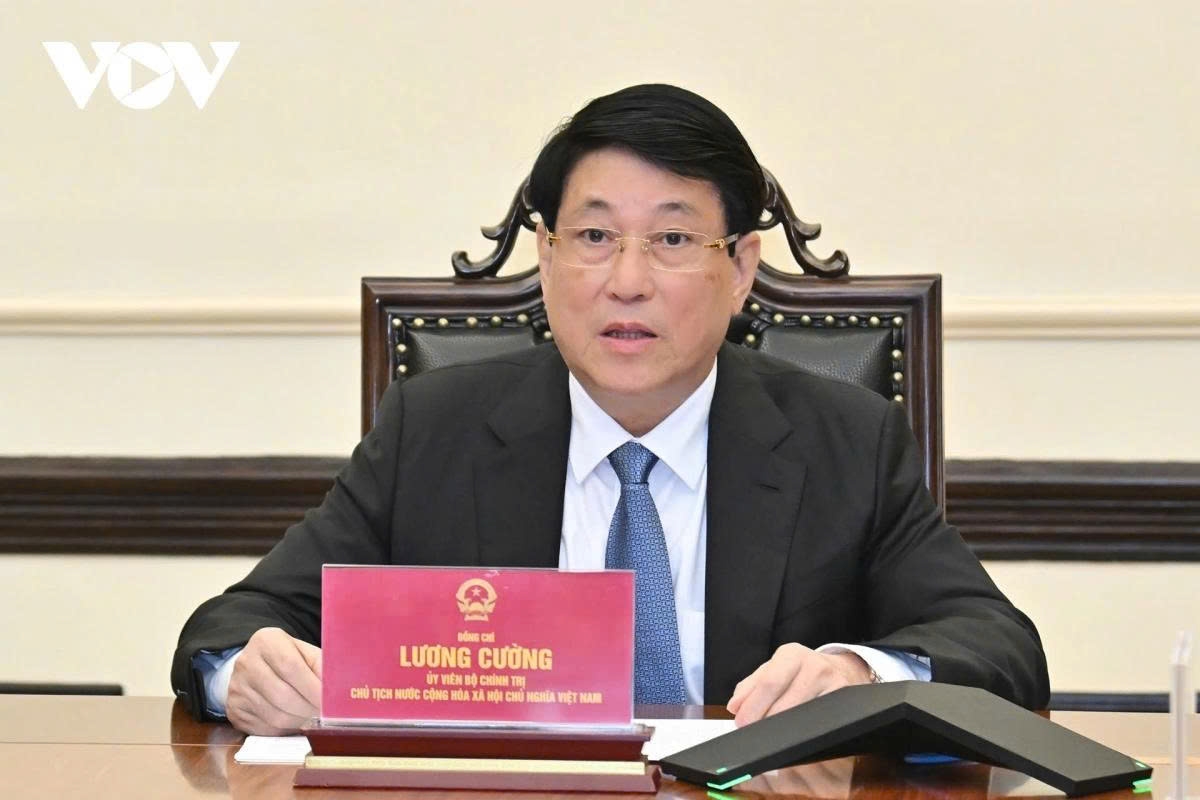 State President Luong Cuong talks over the phone with RoK President Lee Jae-myung.