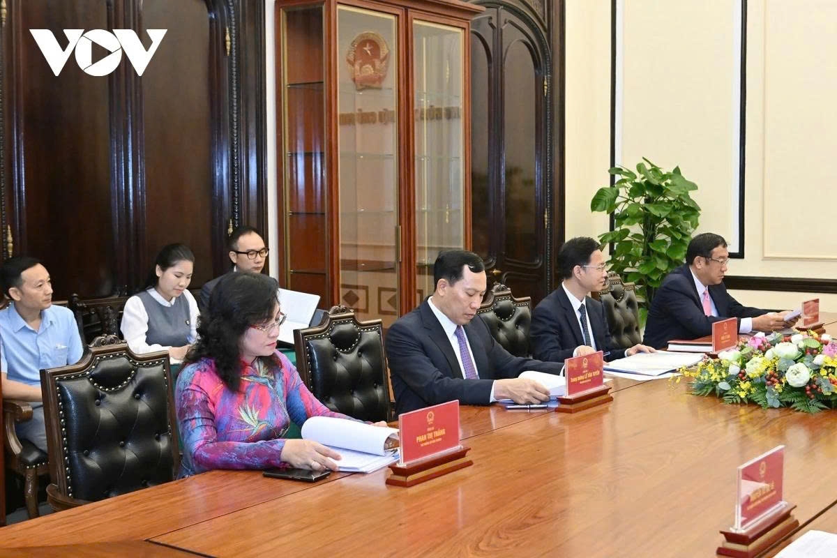 Participants at the phone talks between the two State leaders