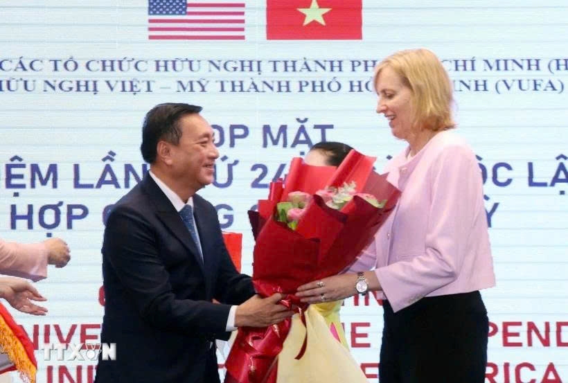 VUFA Chairman Pham Thanh Kien presents a bouquet of flowers to Consul General Susan Burns. (Photo: VNA)