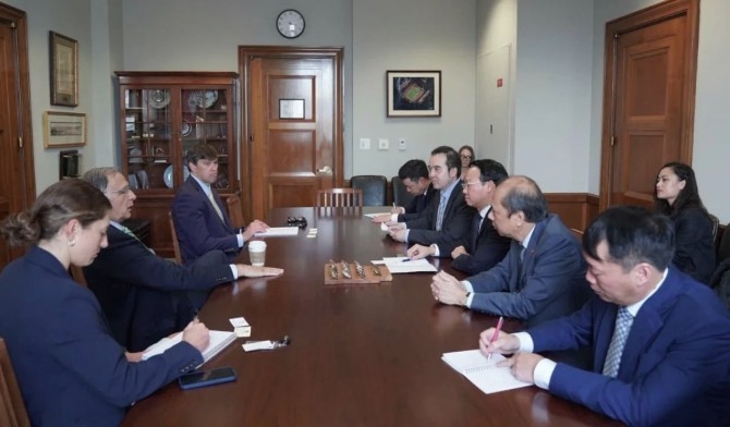 The Vietnamese agriculture ministry delegation meets with US Senate Agriculture Committee Chair John Boozman (Photo: nongnghiepmoitruong.vn)