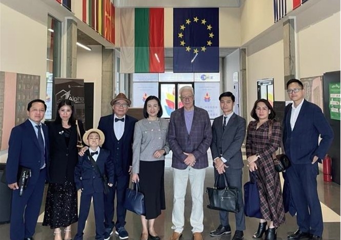 Vietnamese Ambassador to Bulgaria Nguyen Thi Minh Nguyet (fifth from left) and embassy staff visit the Trakia Economic Zone (TEZ), the largest industrial complex in Bulgaria