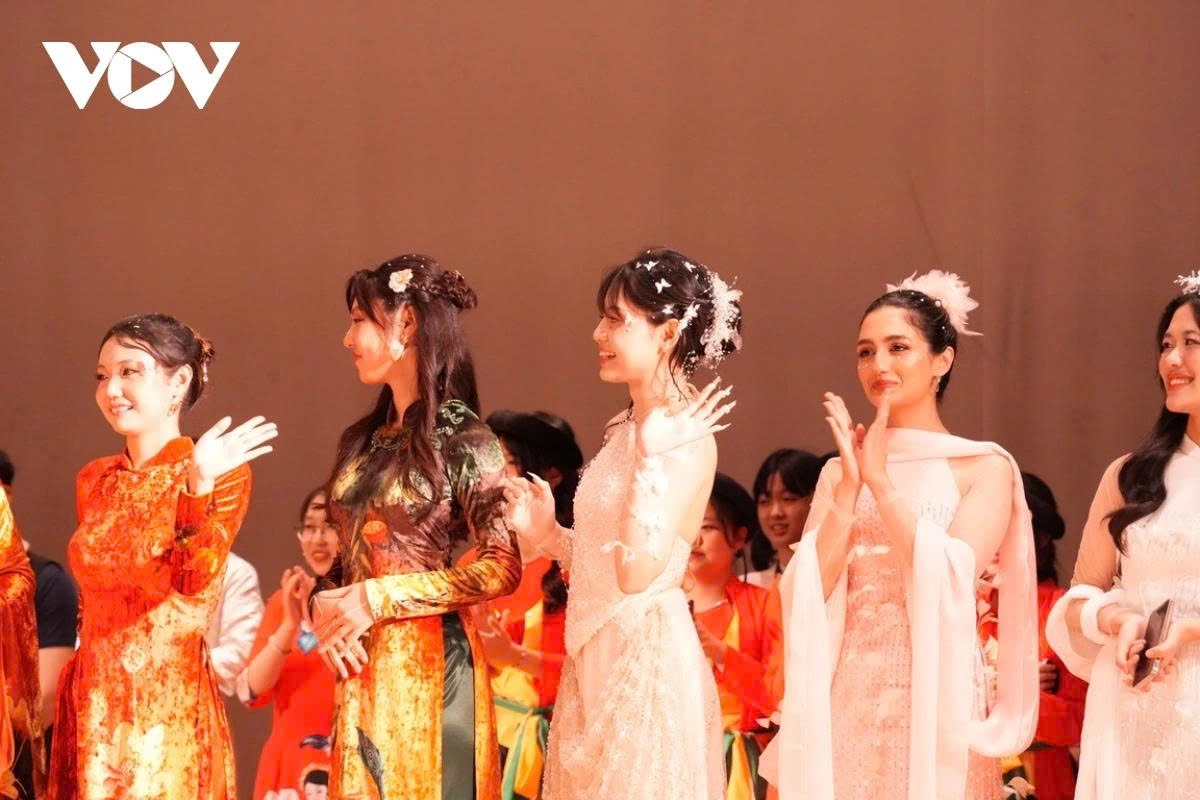 Vietnamese and foreign students take part in a performance at the event