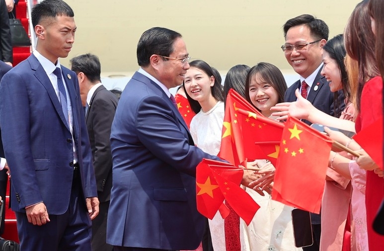 Vietnamese community representatives in China welcome PM Pham Minh Chinh upon his arrival in Tianjin for the WEF meeting and working visit (Photo: VGP)