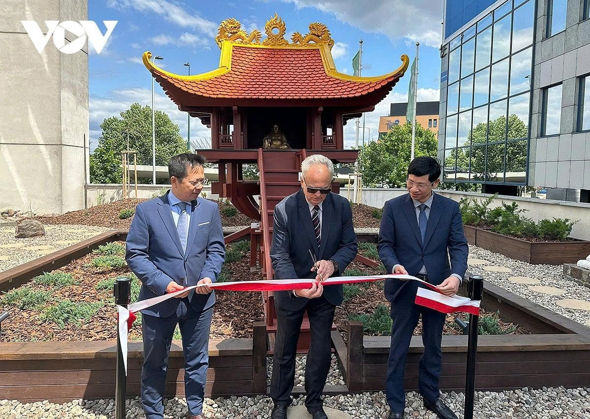 Vietnamese Deputy Minister of Culture, Sports and Tourism Ho An Phong (first from left),  Director of the Asia-Pacific Museum Jozef Zalewski, and Vietnamese Ambassador to Poland Ha Hoang Hai, cut the ribbon to officially inaugurate the Vietnamese Garden