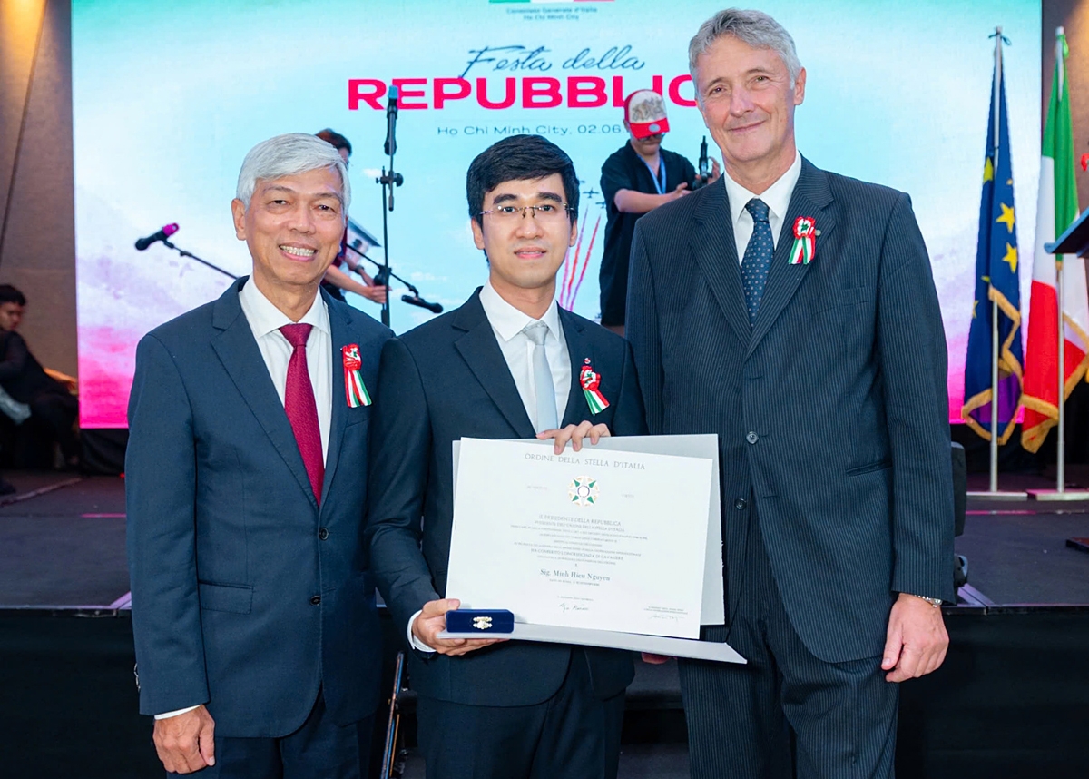 Dr. Nguyen Minh Hieu (C) has been presented with Cavaliere dell'Ordine della Stella d'Italia in recognition of his contributions to promoting Vietnam - Italy friendship. (Photo courtesy of Dr. Hieu)