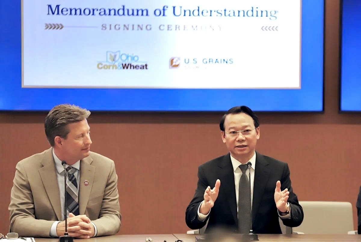 Minister of Agriculture and Environment Do Duc Duy (R) shares information about the primary goal of Vietnamese delegation's working visit to the United States at the Vietnam - Ohio agricultural trade forum on June 4. (Photo: MOAE)