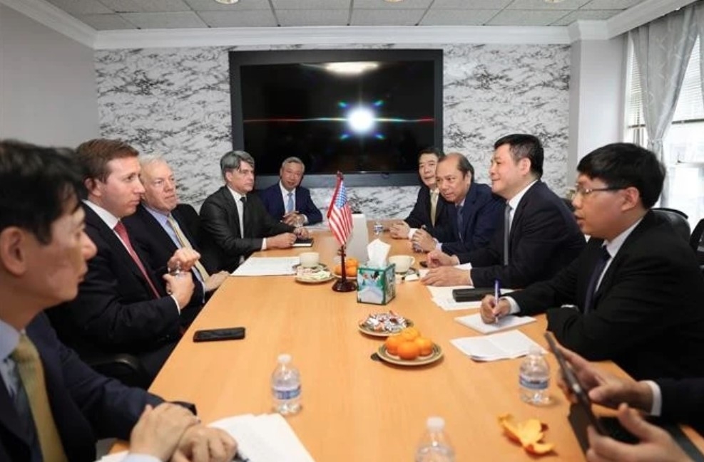 Minister of Industry and Trade Nguyen Hong Dien has a working session with Chief Executive Officer of Warburg Pincus Investment Fund and Chairman of the US-ASEAN Business Council (USABC) Jeffrey Pearlman.