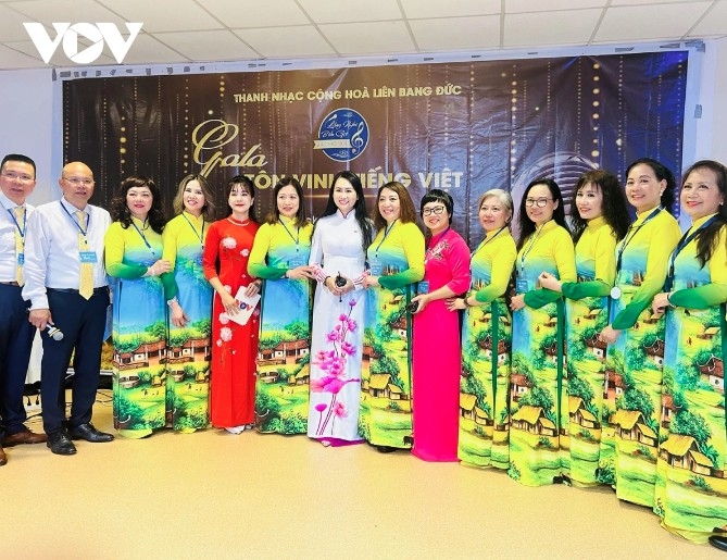 VOV delegation poses for a photo with the organizing board and vocal trainees at the event