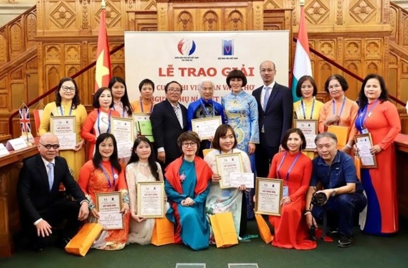 Vietnamese Ambassador to Hungary Bui Le Thai poses for a photo with delegates at the contest award ceremony.