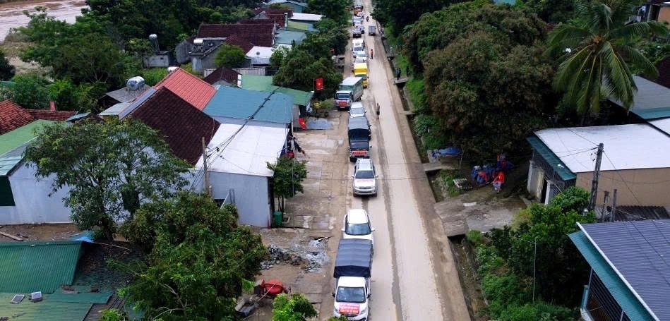 Over the past several days, dozens of trucks loaded with essential goods have formed long queues on mountain roads, braving difficult terrain and rising waters to reach isolated communities.