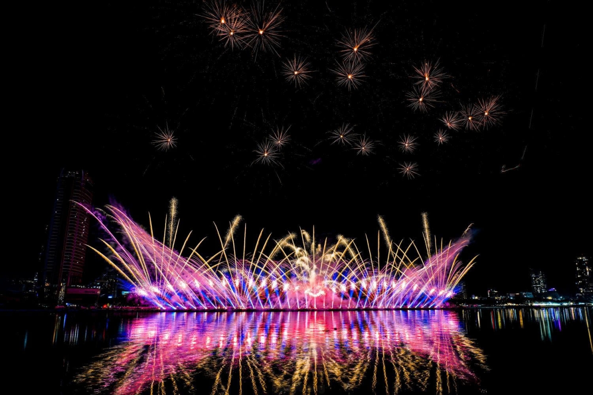 Opening the night, Jiangxi Yangfeng delivers a powerful statement of their nation’s status as a global fireworks powerhouse through a performance titled "Da Nang - A Shining Pearl, the City of Tomorrow." The display featured ever-changing lighting effects perfectly synchronised with ten diverse musical tracks. (Photo: TPO)