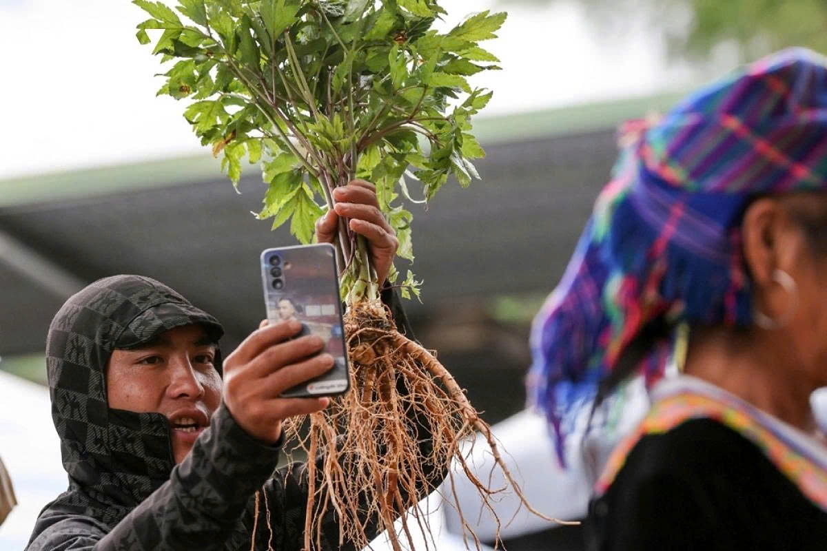 Not only women, but also men from local highland communities eagerly engage in livestream selling at these traditional markets.