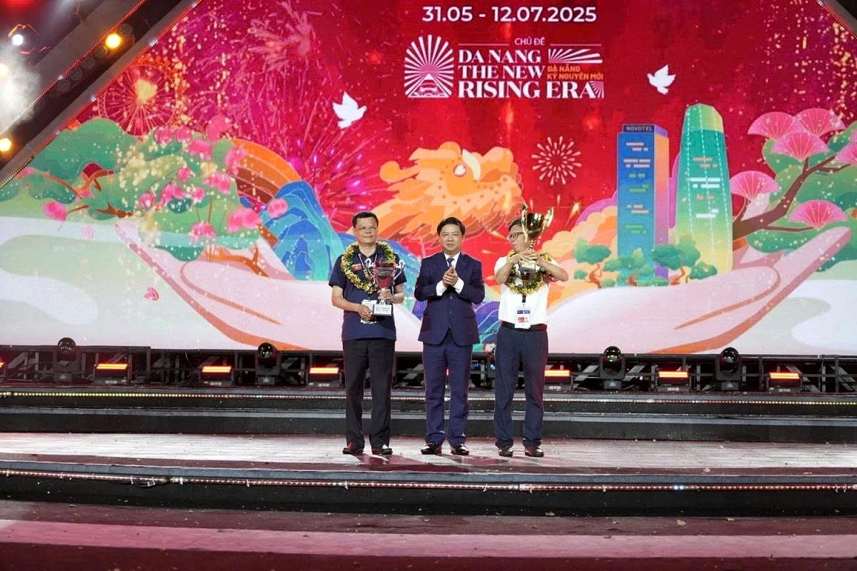 In addition to the main prizes, the organizers presents three special awards, each worth US$5,000. The “Creativity Award” goes to Portugal’s Macedos Pirotecnia, “Audience Favorite” to Vietnam’s Z121 Da Nang (team I), and “Promising Performer” to Italy’s Martarello Group S.L.R.