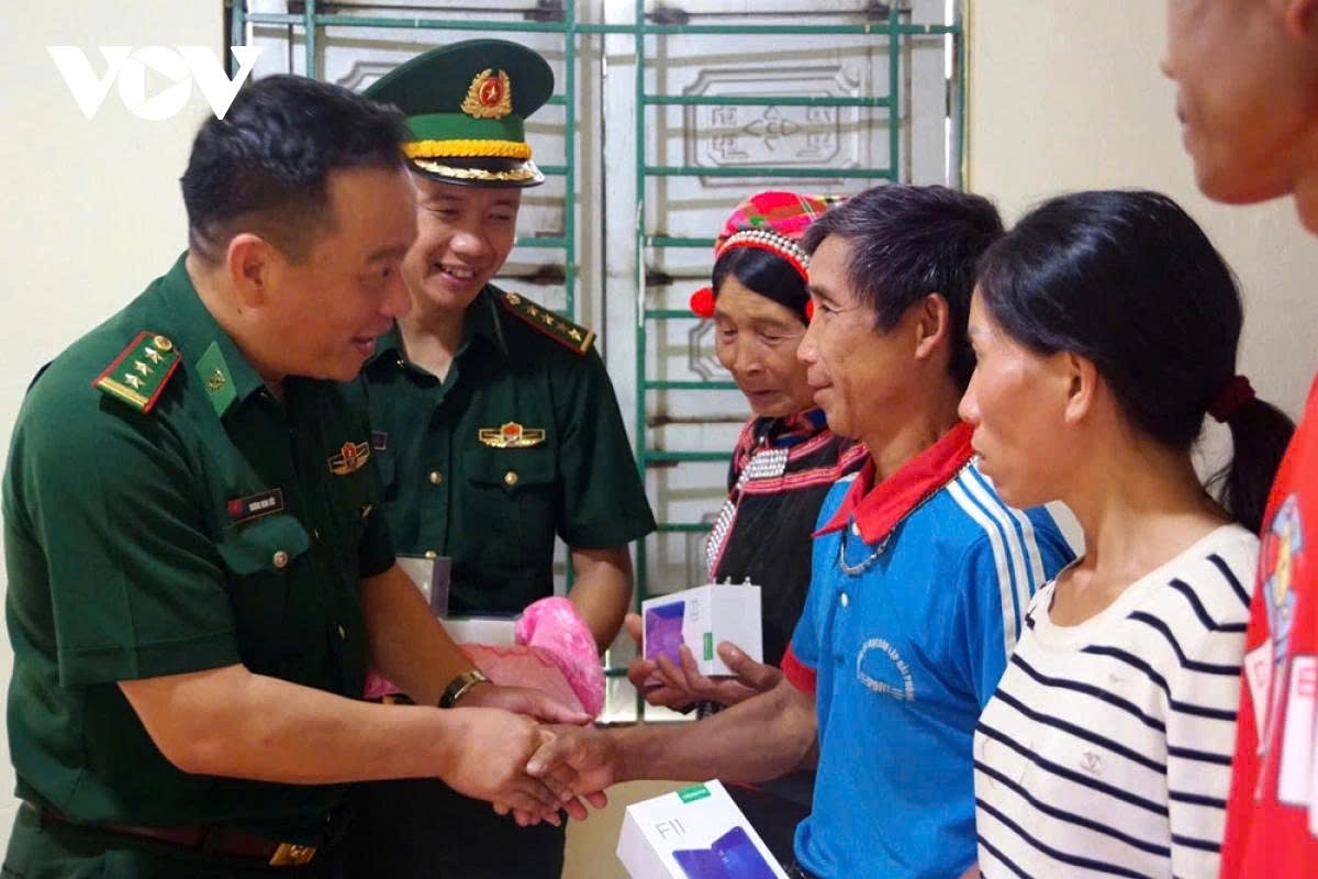 Providing smartphones and training for people in remote areas to livestream and sell goods has been actively implemented by local authorities in Lai Chau, becoming a key political mission.