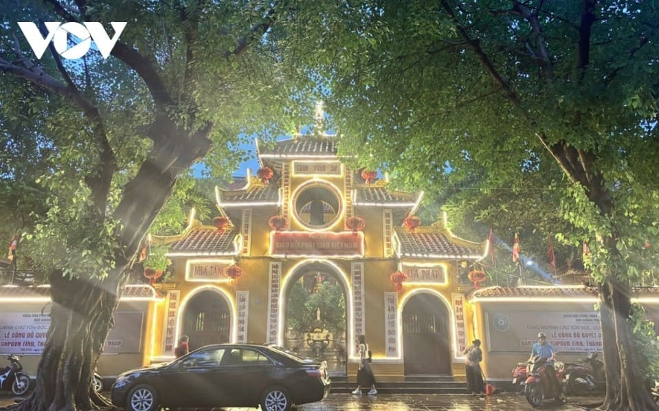  Vietnam officially launches a two-tier local government model in 34 provinces and cities on July 1, as over 18,000 pagodas nationwide ring Bat Nha bells and drums to mark the occasion.