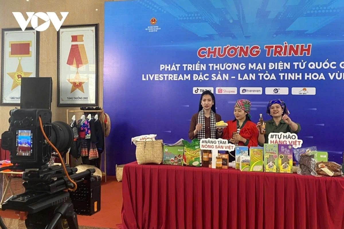 In digital studios equipped with modern technology, local people livestream their agricultural products on digital platforms, attracting thousands of viewers.