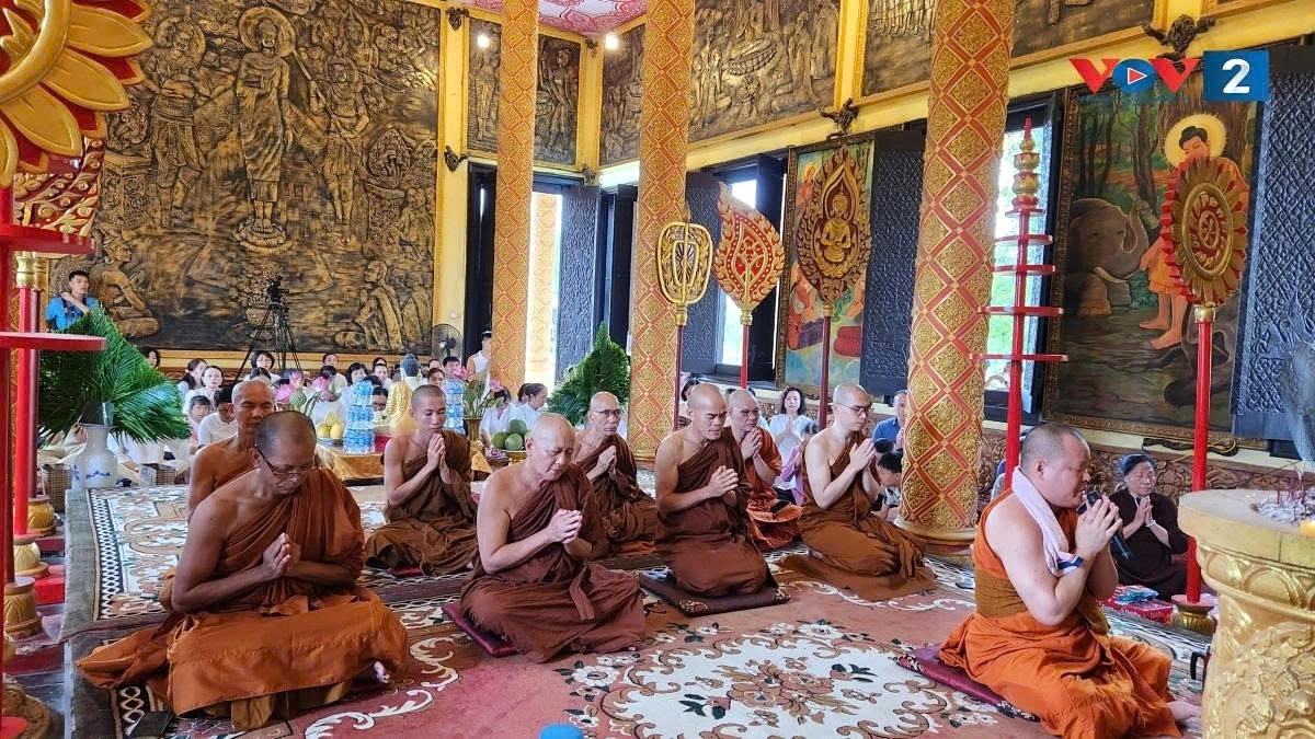 Held just before the monks enter their annual retreat during the rainy season, the ceremony includes the presentation of the robe, which monks are permitted to receive and wear during the retreat. The ritual also features sermons, chanting, and the dedication of merit, fostering a deeply spiritual atmosphere.