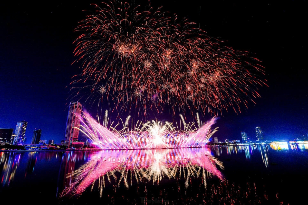The show begins with “The Final Countdown,” paired with a series of symmetrical circular fireworks, creating the illusion of a portal to the future. The performance reaches its peak with “Trying All” and “Legacy of Six,” where spiraling and cascading fireworks combined with electronic music to evoke a futuristic, tech-driven atmosphere. (Photo: TPO)