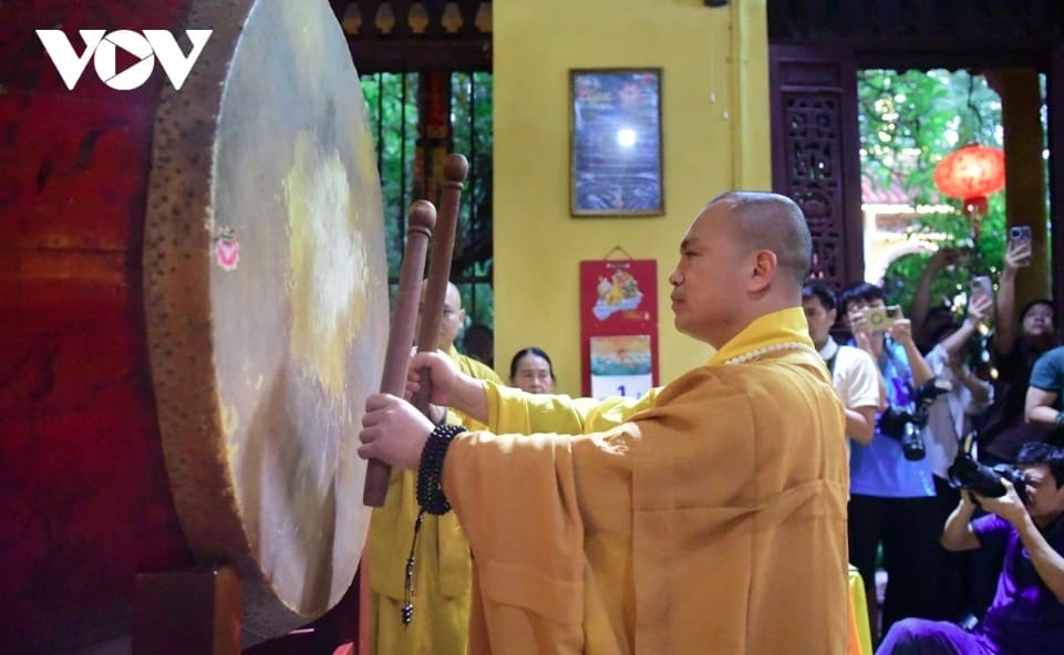   At Quan Su Pagoda in Hanoi, the Bat Nha bell and drum ritual begins with monks positioned on either side to perform the solemn rite.