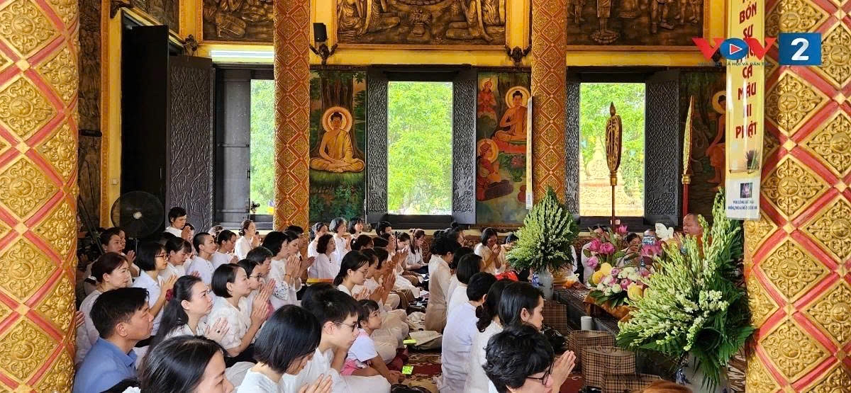 During the event, Venerable Thich Kim Tue, abbot of the Khmer Buddhist temple, delivers a Dharma talk on, encouraging followers to live righteously in accordance with the Buddha’s teachings that are cultivating good deeds and avoiding harm. He also shares the profound meaning and spiritual merit of offering robes during the rains retreat, highlighting the virtue of generosity.