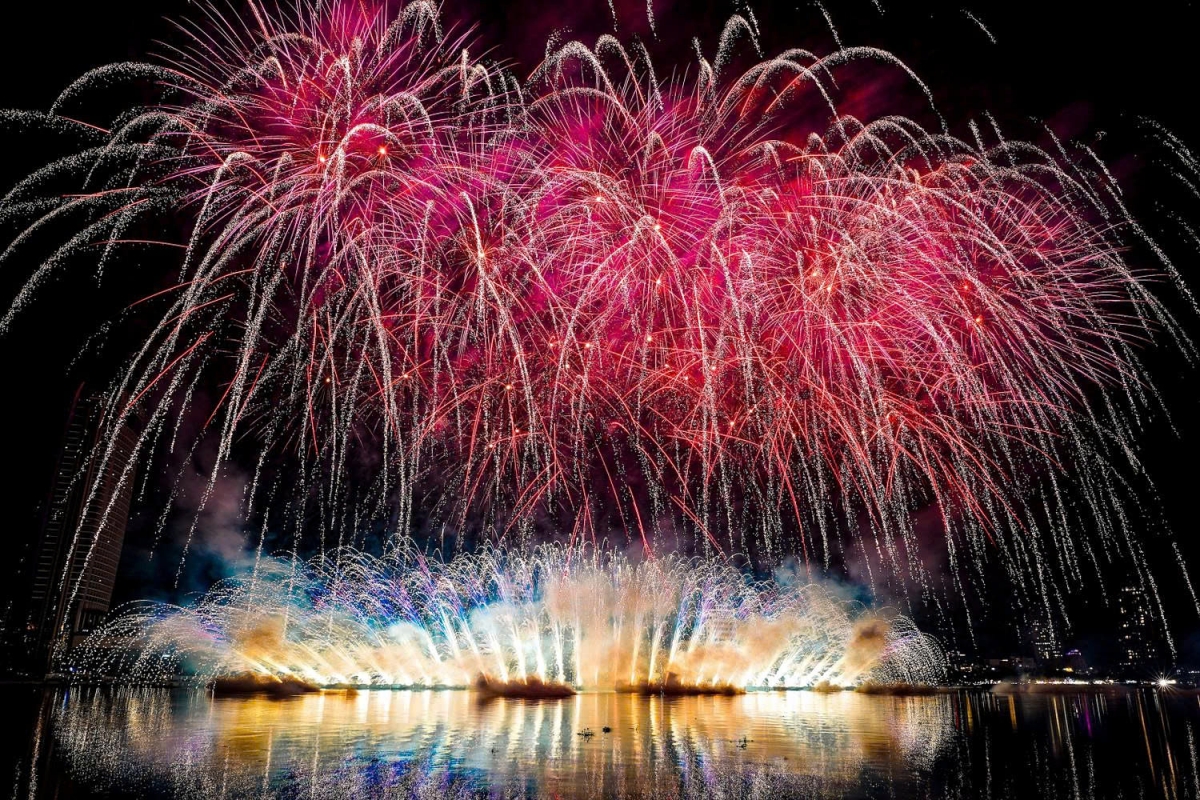 A standout moment comes when Jiangxi Yangfeng integrates the Vietnamese song “Bắc Bling” into their vibrant display, blending it with sweeping mid- and low-level fireworks that dance across the water, symbolising a cultural connection between the two nations. (Photo: TPO)